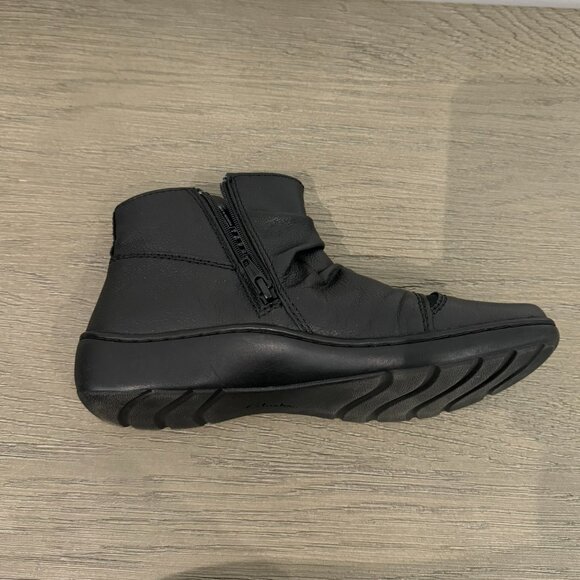 CLARKS Short Black Booties - Size 6.5 - Picture 8 of 9